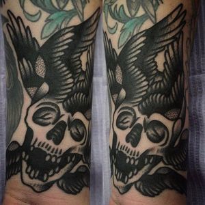 Winged Skull Tattoo by Giacomo Sei Dita #TraditionalTattoo #TraditionalTattoos #ClassicDesigns #ClassicTattoos #OldSchool #GiacomoSeiDita #skull #traditional
