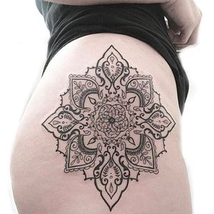 Intricate tattoo by Axa Shareen #intimateartoftattoo #axashareen #mandala #intricate (Photo: Instagram)
