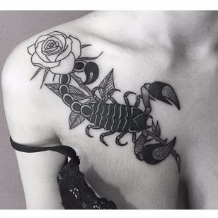 Tatuaje de escorpión de Abes #Abes #blackwork #scorpion #rose