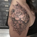 Tattoo por Melissa Khouri! #MelissaKhouri #tatuadorasbrasileiras #tatuadorasdobrasil #tattoobr #tattoodobr #blackwork #neotrad #neotraditional #neotradicional #newtraditional #flores #flowers #rose #rosa #ornamental