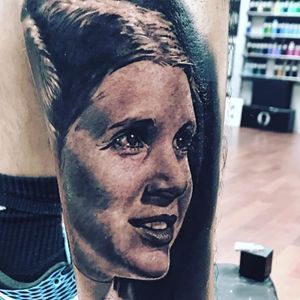 A tribute to Fisher inked just this past week by Pony Lawson. (Via IG - ponylawson) #starwars #princessleia #carriefisher #portrait #movies