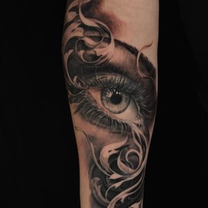 A stunning eye with filigree by Carlos Torres. (Via IG - carlostorresart) #blackandgrey #eye #carlostorres