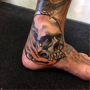 Atrevido tatuaje de calavera de Leah Tattoos #LeahTattoos #neotradicional #skull