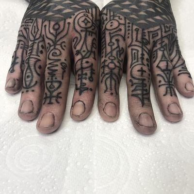 Finger tattoos by Jondix #Jondix #blackandgrey #dotwork #linework #pattern #tribal