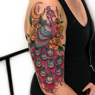 Tatuaje de Roberto Euan #RobertoEuan #neutraditional #color #peacock #feather #bird #wings #roses #flower #flowers #heart #moon #stars # Sparks #glitter