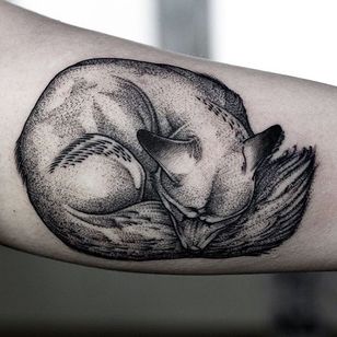 Tatuaje de zorro por Pavlo Balytskyi #fox #blackwork #blackworktattoo #illustrative #illustrativetattoo #blackink #PavloBalystskyi