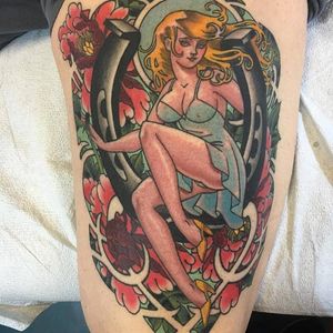 Lucky pin-up tattoo by Jason Vaughn #JasonVaughn #neotraditional #traditional #pinup #horseshoe
