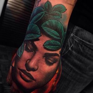 Cool hand tattoo of a woman's face with some leaves. Tattoo by Emersson Pabon. #emerssonpabon #girl #hand #leafes