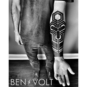 Honeycombed blackwork from Ben Volt's portfolio (IG—benvolt). #BenVolt  #blackwork #Bold #forearm #negativespace