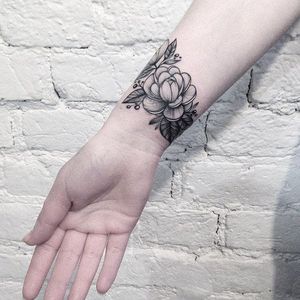 Bracelet tattoo by Anna Bravo #AnnaBravo #flower #floral #botanical #monochrome