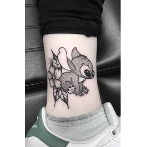 Stitch tattoo by Poppy Segger. #PoppySegger #disney #pointillism #dotwork #poppysmallhands #disneyprincess #stitch #liloandstitch