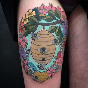 Lindo tatuaje de colmena y floral de Charlotte Timmmons.  #newtraditional #cerveza #ciudad #colmena #flores #CharlotteTimmons