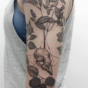 Bird skull tattoo by Pony Reinhardt. #blackwork #PonyReinhardt #botanical #bird #skull #birdskull #nature #berries #botanic #forest
