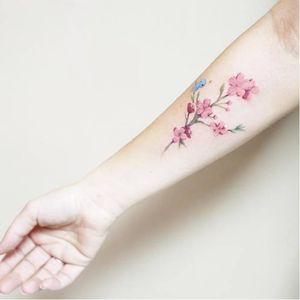 Delicate tattoo by Luiza Oliveira #LuizaOliveira #small #delicate #flower #flowers