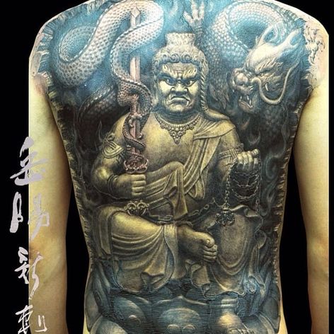Una de las representaciones mortales de Heng Yue de Fudo Myoo (IG - newassasin_tattoo).  # negro gris # dragón #FudoMyoo #HengYue #Japonés #bigstyle #realismo