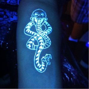 Sabe quem fez essa tatuagem? Conte pra gente nos comentários! #HarryPotter #HarryPotterTattoo #HP #HPtattoo #maraudersmap #maraudersmaptattoo #MapaDoMaroto #MapaDoMarotoTattoo #UVink #LuzNegra #blacklight #blacklighttattoo #Lumos #Hogwarts