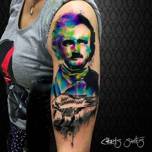 Por Chris Santos! #Chrissantos #tatuadoresbrasileiros #EdgarAllanPoe #Poe #edgarallanpoetattoo #Poetattoo #aquarela #aquarelatattoo #watercolor #watercolortattoo