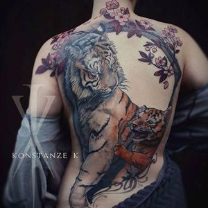 Tiger mother and cub back tattoo. Great tattoo work done by Konstanze K. #KonstanzK #illustrativetattoos #tiger #sakura