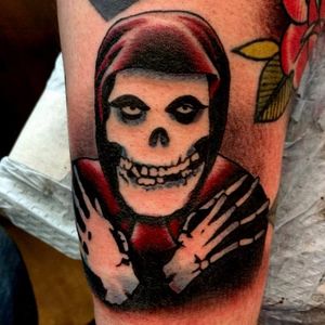 Love the splash of color here in this fiend skull tattoo from Morgan McDonald #TheMisfits #punk #crimsonghost #horror #classicmovie #band #skull #fiendclub #MorganMcDonald #redink
