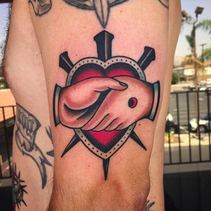 Tatuaje tradicional de corazón, uñas y apretón de manos por @jacobdoneytattoo #jacobdoneytattoo #traditional #traditionaltattoo #envisiontattoostudio #handshake #heart #nail