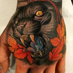 Tatuaje de la mano de una pantera por Håkan Hävermark