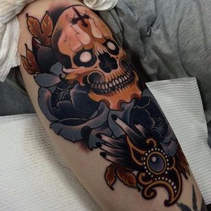 Tatuaje de calavera neo tradicional por Emily Rose Murray