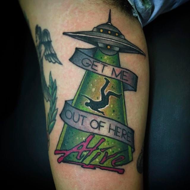 Fantástico tatuaje de inspiración alienígena realizado por Shane Klos.  #shaneklos #neotradicional #ilustrativo #revolutioninkstudio #alien #ovni
