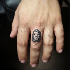 Tiny portrait on the finger by Gerald Ramos #CheGuevara #Anarchist #portrait #portraittattoo #historic #rfinger #GeraldRamos