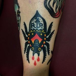 Kill it with death! Spiders are icky. (Via IG - larsontattoos111) #jonlarson #halloween #traditional #spooky #spider #bangers
