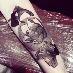 Blackwork lotus and fishes by GueT Deep #GueTDeep #blackwork #dotwork #flower #lotus #fish