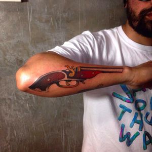 Tattoo por Filipe Tonon! #FilipeTonon #TatuadoresBrasileiros #tatuadoresdobrasil #tattoobr #tattoodobr #gun #arma #revolver #traditional #tradicional #oldschool