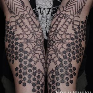 Kenji Alucky (IG—black_ink_power) pushes the envelope when it comes to what blackwork can accomplish. #absract #blackwork #geometric #KenjiAlucky #ornate