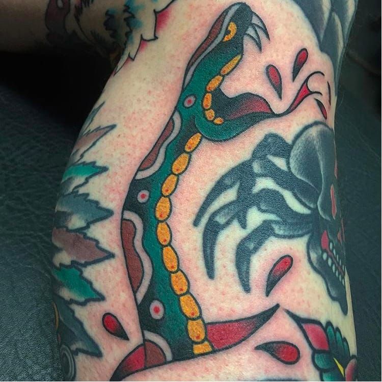Tatuaje de serpiente tradicional de Richie Clarke #RichieClarke #ForeverTrue #trad #tradicional #serpiente #tradicionalnake