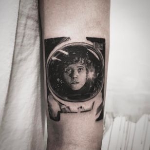 Alien moment tattoo by Cold Grey #ColdGray #movietattoos #blackandgrey #realism #realistic #hyperrealism #Alien #horror #scifi #space #astronaut #Ripley #filmstill #sigourneyweaver #actress #tattoooftheday