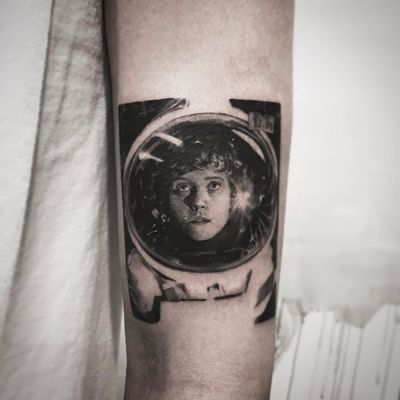 Alien moment tattoo by Cold Gray #ColdGray #movietattoos #blackandgrey #realism #realistic #hyperrealism #Alien #horror #scifi #space #astronaut #Ripley #filmstill #sigourneyweaver #actress #tattoooftheday