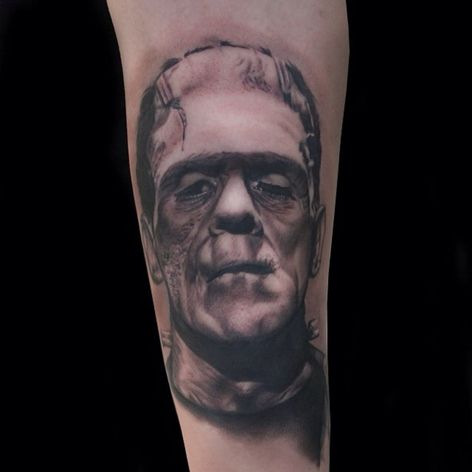 El monstruo de Frankenstein por Ryan Mullins (IG — ryanmullinsart).  #gris negro #FrankensteinsMonster #retrato #realismo #RyanMullins