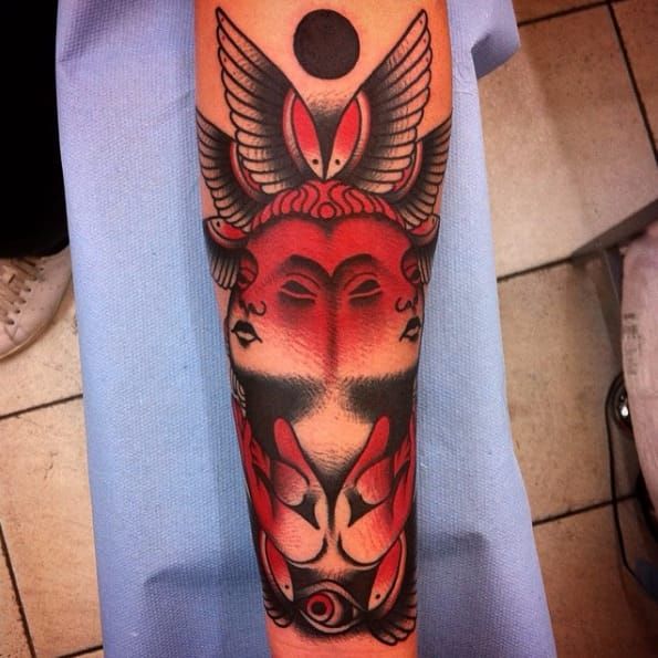 Tatuaje de ángel por Giacomo Sei Dita #GiacomoSeiDita #traditional #redink #blackwork #redandblack #angel #wings