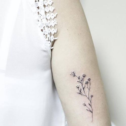 Discreet tattoo by Luiza Oliveira #LuizaOliveira #small #delicate #flower #flowers