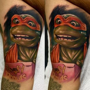 ¡Miguel Ángel es un verdadero fiestero!  Por Audie Fulfer Jr.  (Vía IG - audie_tattoos) #AudieFulfer #realisme #Michelangelo #TMNT #TeenageMutantNinjaTurtles