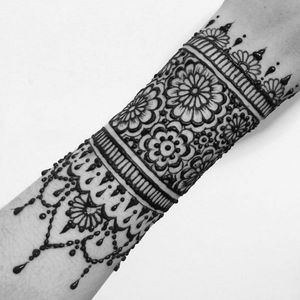 An actual henna tattoo (not a real tattoo) by henna artist Nusayba Schellen, Sydney #hennatattoo #mehndi #linework #henna