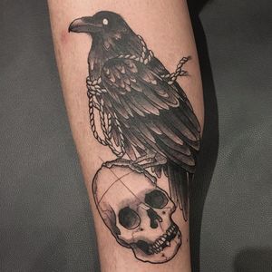 Corvo por Melissa Khouri! #MelissaKhouri #tatuadorasbrasileiras #tatuadorasdobrasil #tattoobr #tattoodobr #blackwork #neotrad #neotraditional #newtraditional #corvo #raven #crow #caveira #skull #crânio #corda #rope