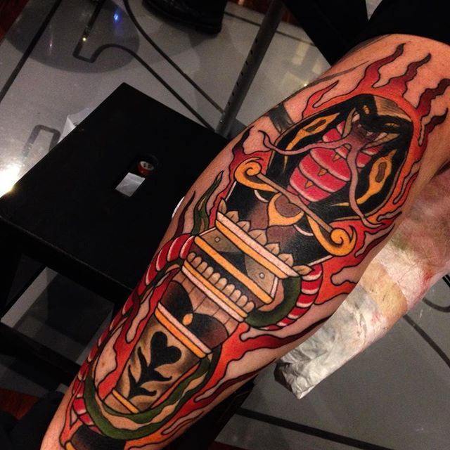 Tatuaje tradicional con serpientes y farol.  Tatuaje tradicional de Emmet Jace.  #tradicional #serpiente # linterna # llamas #EmmetJace
