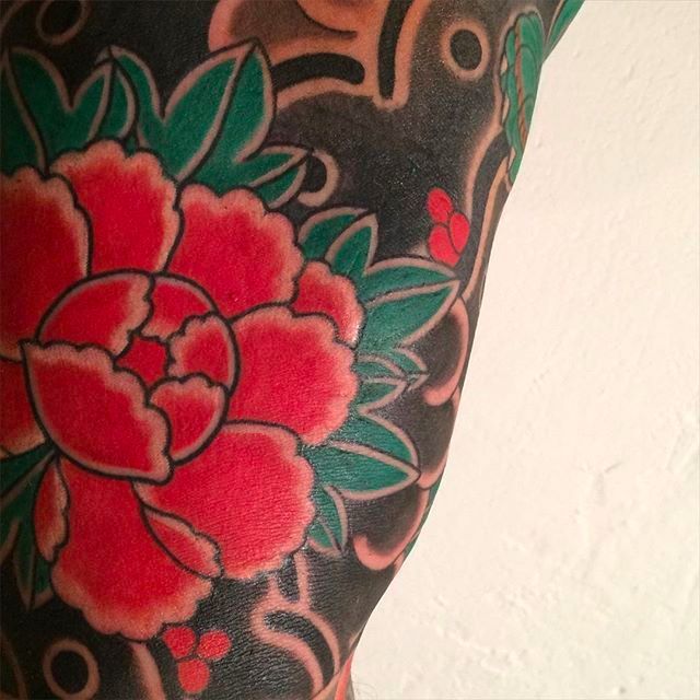 Hermosa flor real también conocida como tatuaje de peonía hecho por Goshu.  #goshu # tatuaje japonés #irezumi #horimono #peon #kongflower