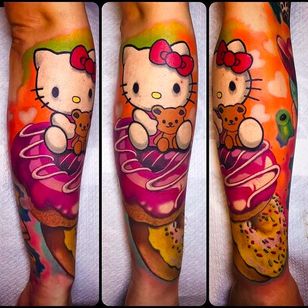 Lindos tatuajes de Andrea Lanzi.  Hello Kitty y algunas donas.  #andrealanzi #HelloKitty #donas #nuevaescuela