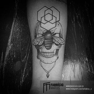 Por Fah Matos! #FahMatos #FabricioMatos #TatuadoresBrasileiros #linhafina #blackwork  #Fineline #finelinetattoo #skull #caveira #abelha #bee #insect