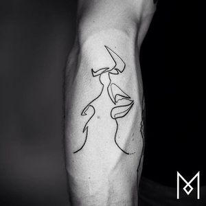 Single line kiss  tattoo by Mo Ganji. #MoGanji #minimalist #singleline #continuousline #face #kiss #lovers