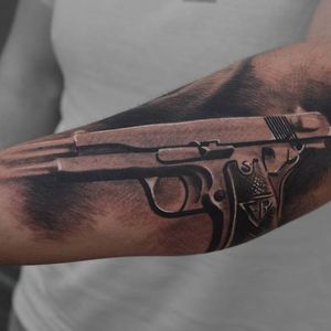 #gun #armadefogo #pistol #pistola #RafałBiliński #fromhell #macabras #blackwork #pretoecinza #blackandgrey #tatuadorpolones #talentodapolonia #brasil #brazil #portugues #portuguese