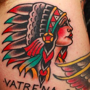 Audaz y vibrante tatuaje de cabeza de niña nativa americana de CP Martin.  #CPMartin #thedarlingparlour #sydney #traditional Tattoos #nativeamerican #girl