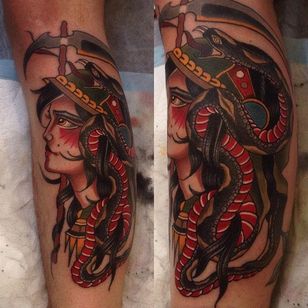 Sirvienta tradicional.  Tatuaje tradicional de Emmet Jace.  #tradicional #segadora #mujer #serpiente #EmmetJace