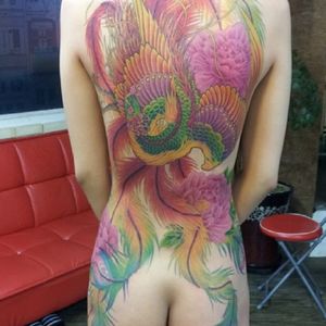 A hou-ou rendered in bright colors by Baek Woon (IG—baekwoon_tattooer). #BaekWoon #Houou #Irezumi #Japanese #phoenix #traditional